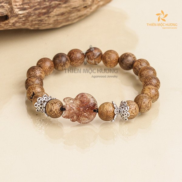 Vòng trầm hương Hồ Ly Đá charm thạch anh tóc đỏ