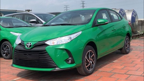 Xe ô tô màu xanh lá cây tượng trưng cho sự tươi mới