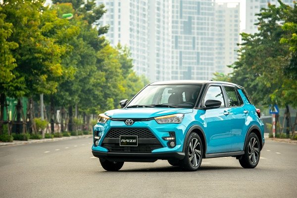 Xe ô tô màu xanh ngọc tươi mới và sang trọng