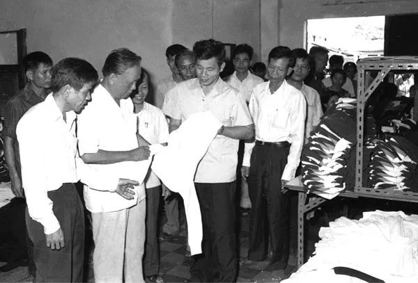 Bác Lê Duẩn và các lãnh đạo thăm Xí nghiệp Dệt Sài Gòn năm 1980