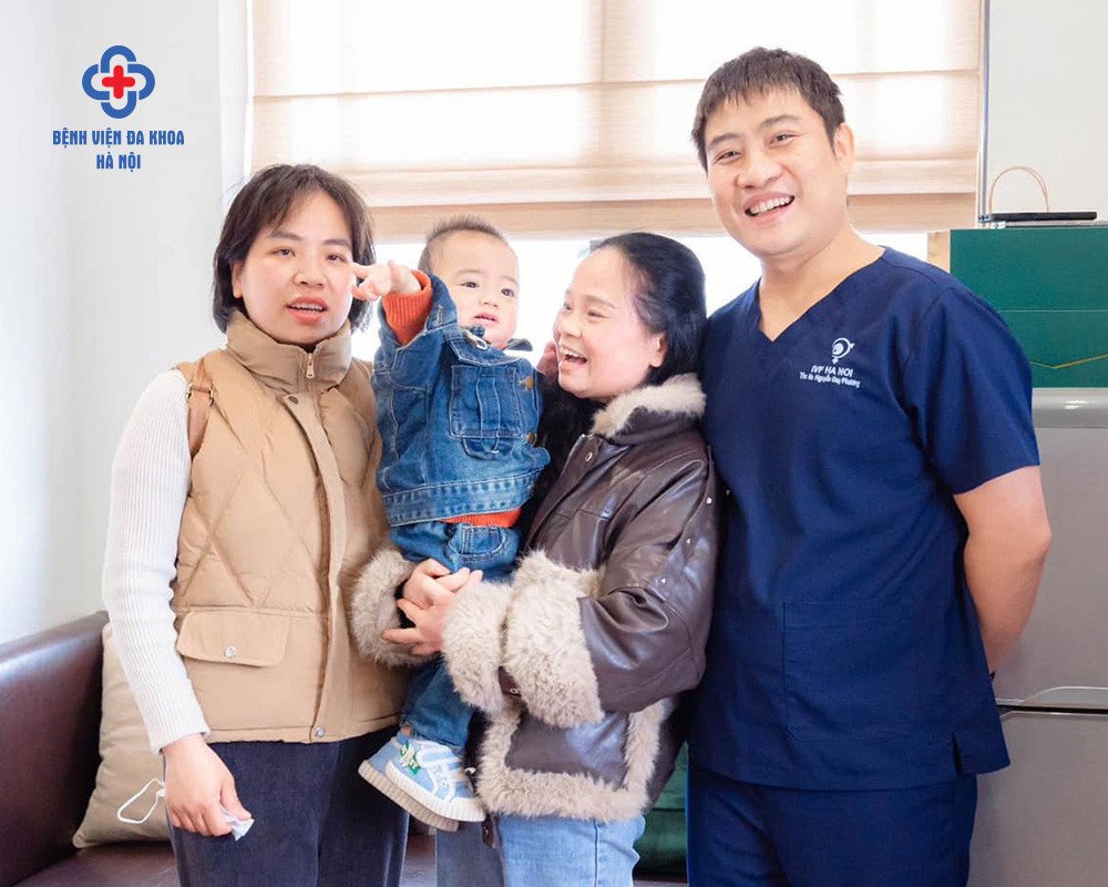 Bác sĩ và gia đình hạnh phúc bên em bé, thể hiện sự hỗ trợ trong việc lên kế hoạch sinh con năm 2026.