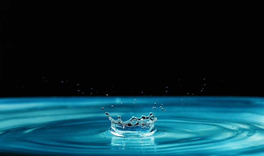 Bàn tay chạm vào dòng nước, tượng trưng cho mệnh Đại Khê Thủy của người sinh năm 2035