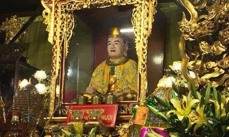 Bàn thờ cúng Ông Hoàng Mười với lễ vật trang trọng
