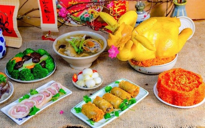 Bàn thờ được chuẩn bị tươm tất trước khi đọc văn khấn
