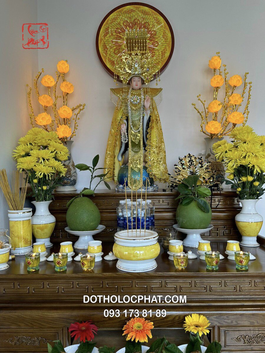 Bàn thờ Mẹ Địa Mẫu được bày biện trang trọng tại gia