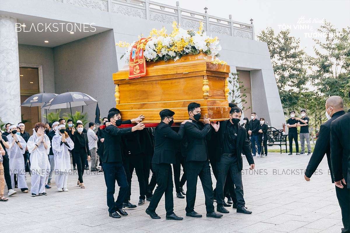 Cặp đèn cầy đỏ được thắp sáng trong lễ bái quan để dẫn đường linh hồn