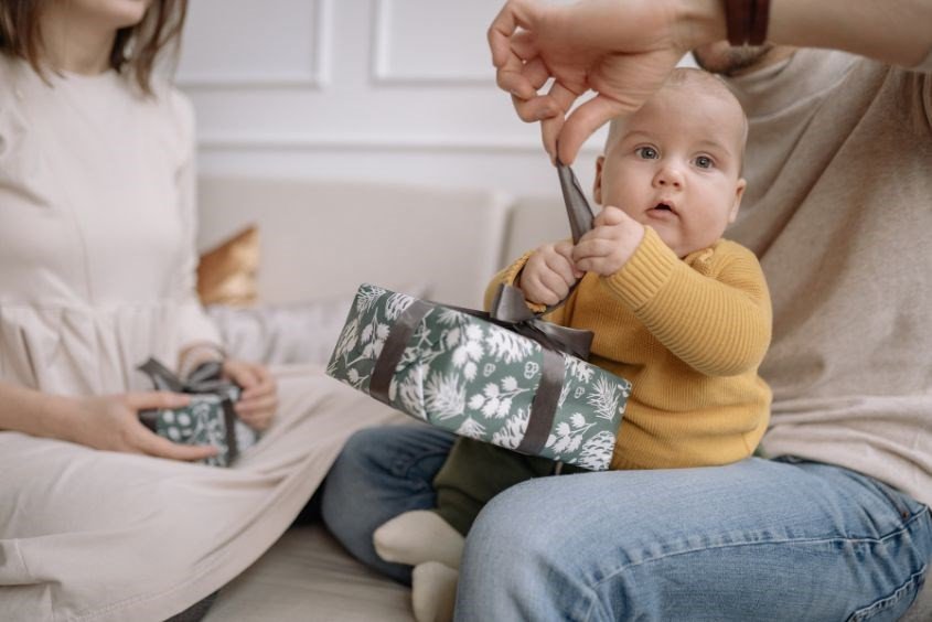 Cha mẹ thảo luận chọn giờ đẹp để làm lễ cúng thôi nôi
