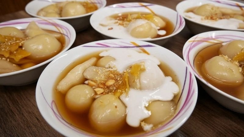 Chè trôi nước là món ngọt phổ biến trong mâm cúng của người miền Nam