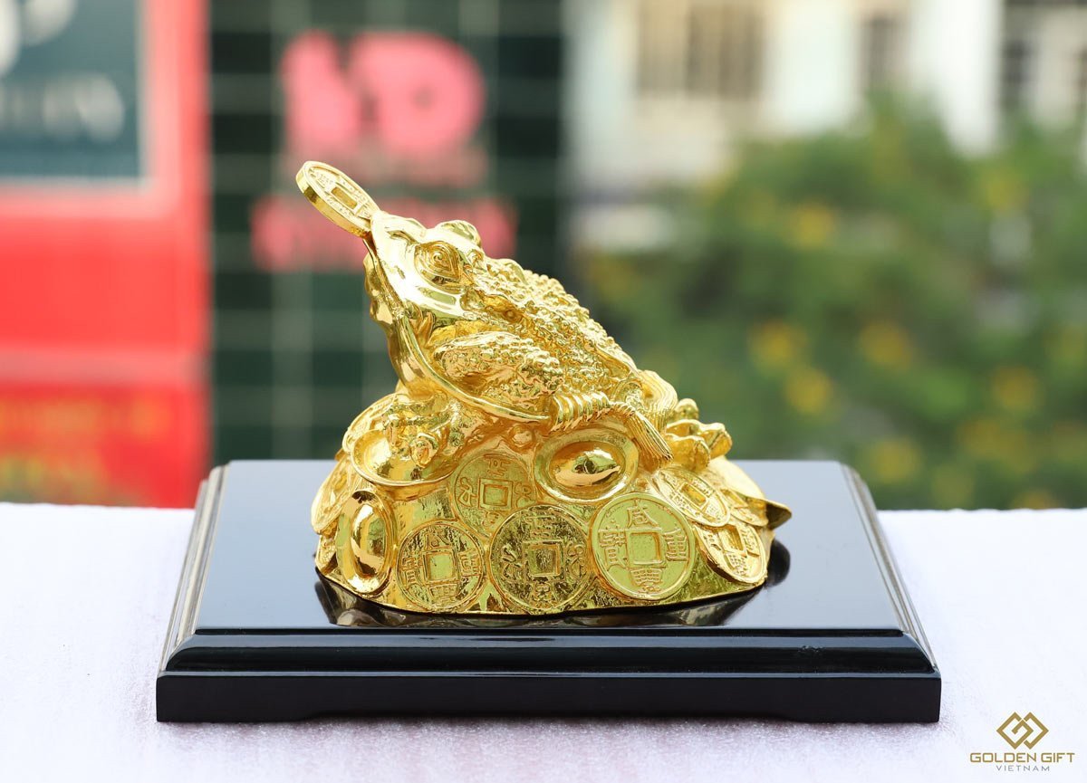 Cóc ba chân ngậm tiền vàng là một trong những vật phẩm phong thủy đem lại may mắn, tài lộc trong tháng cô hồn.