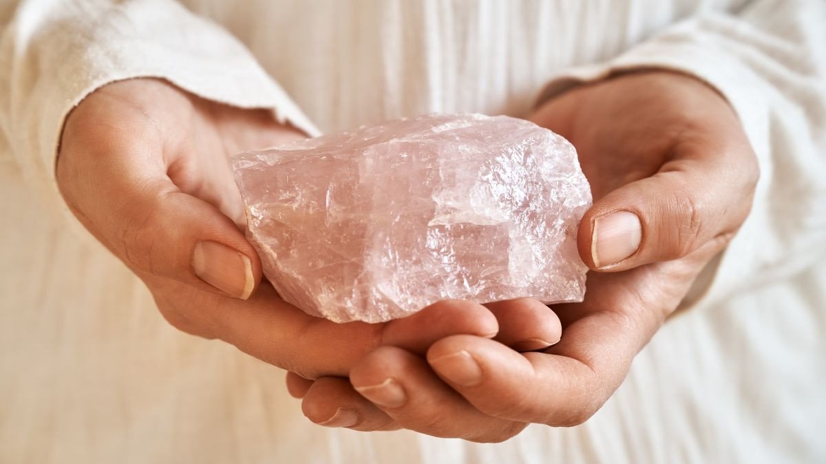 Đá thạch anh hồng, vật phẩm phong thủy mang lại vượng khí và may mắn cho người mệnh Thổ.
