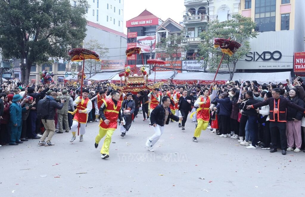 Đoàn rước kiệu Quan lớn Tuần Tranh từ đền Tả Phủ về đền Kỳ Cùng trong Lễ hội Đền Kỳ Cùng