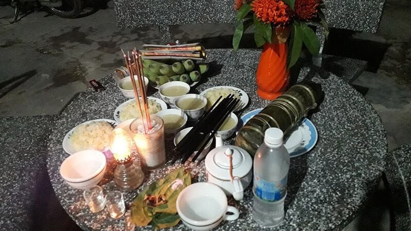 Gạo và muối là hai vật phẩm cơ bản mang ý nghĩa trừ tà và cầu no đủ