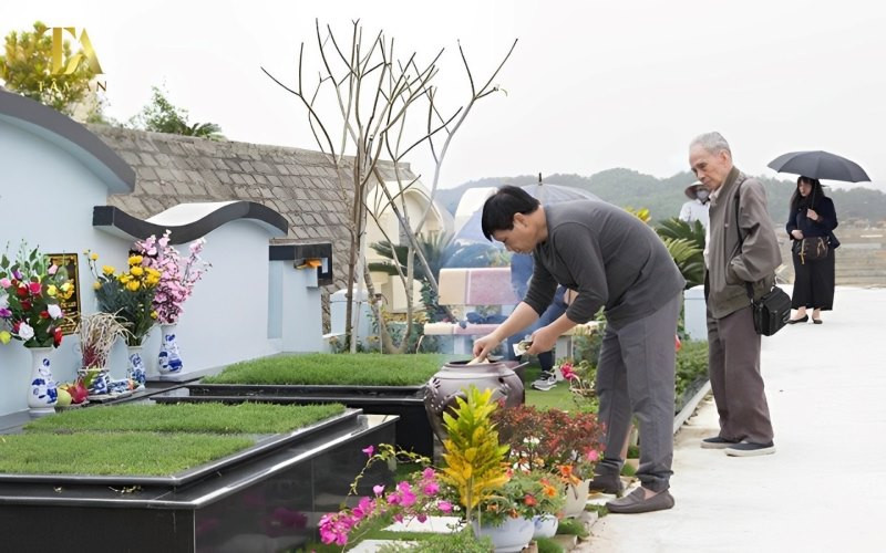 Gia đình quây quần bên mộ phần trong lễ an giỗ thường