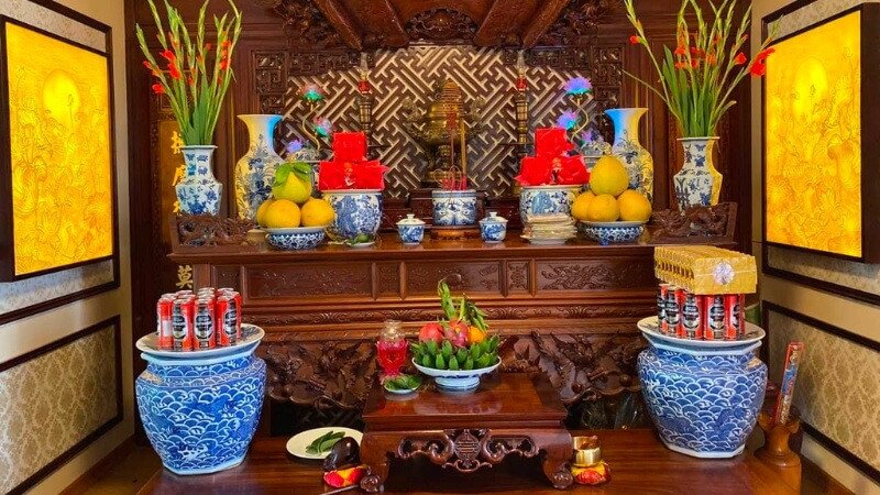 Gia đình sum vầy bên mâm cúng gia tiên, ý nghĩa văn khấn mời ông bà