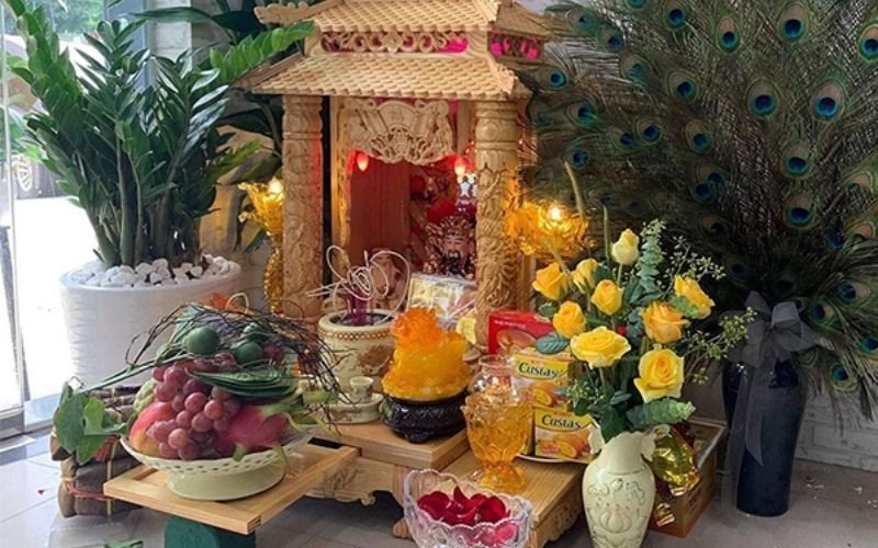 Hình ảnh minh họa việc lau chùi bàn thờ Thần Tài trước khi cúng