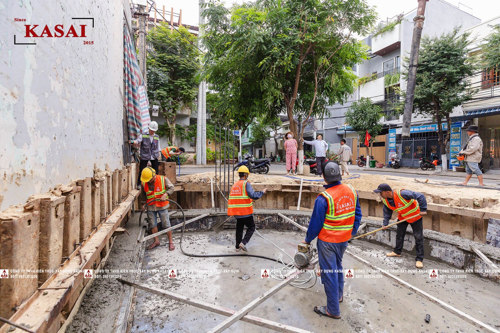 Hình ảnh người đàn ông đang đọc văn khấn trước mâm lễ cúng tại nền móng