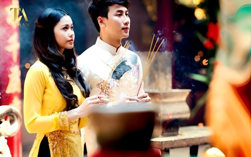 Hình ảnh thể hiện sự thành tâm khi thực hiện văn khấn cầu duyên