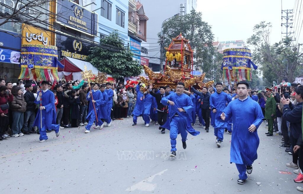 Lễ rước Quan lớn Tuần Tranh qua các tuyến phố trong Lễ hội Đền Kỳ Cùng