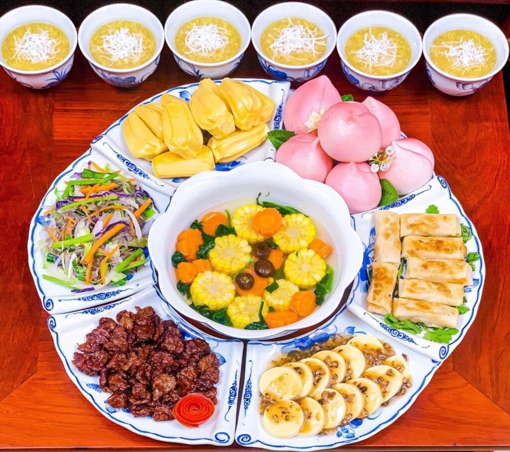 Mâm cúng chay được trình bày đẹp mắt trên bàn thờ
