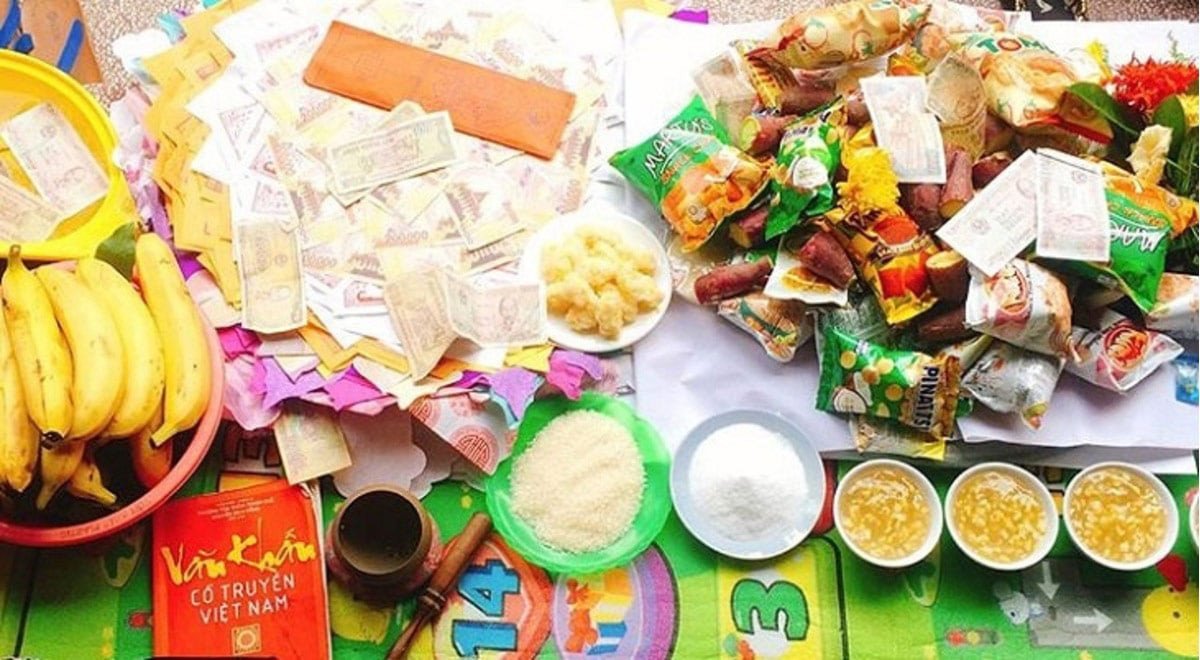 Mâm cúng cô hồn gồm các vật phẩm như tiền lẻ, hoa quả, gạo, muối, vàng mã. Đây là mâm cúng khá phổ biến trên nhiều vùng ở nước ta.