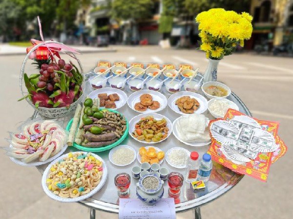 Mâm cúng cô hồn ngoài trời với các vật phẩm đặc trưng