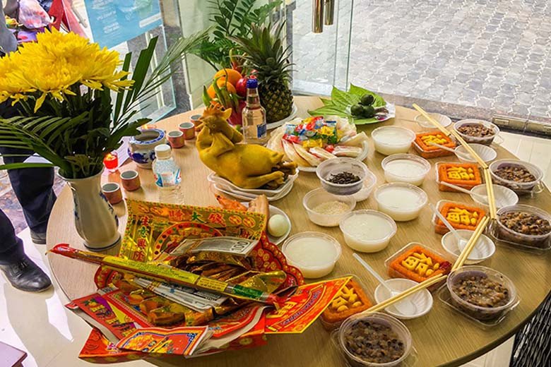 Mâm cúng khai trương đầy đủ các lễ vật bày biện trang trọng