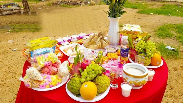 Mâm cúng tạ đất được chuẩn bị trang trọng trước sân nhà