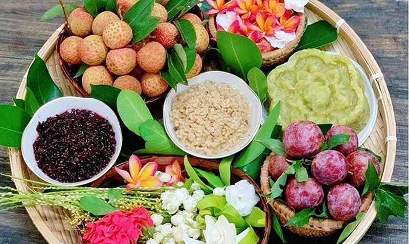 Mâm cúng Tết Đoan Ngọ chuẩn bị cho nghi lễ cúng bái tổ tiên và xua đuổi tà khí