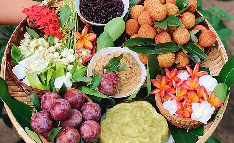 Mâm cúng Tết Đoan Ngọ miền Bắc với bánh tro và cơm rượu nếp