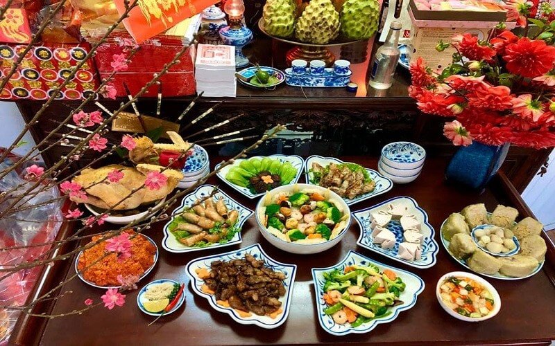 Mâm cúng trong nhà là nơi con cháu thể hiện lòng thành với tổ tiên