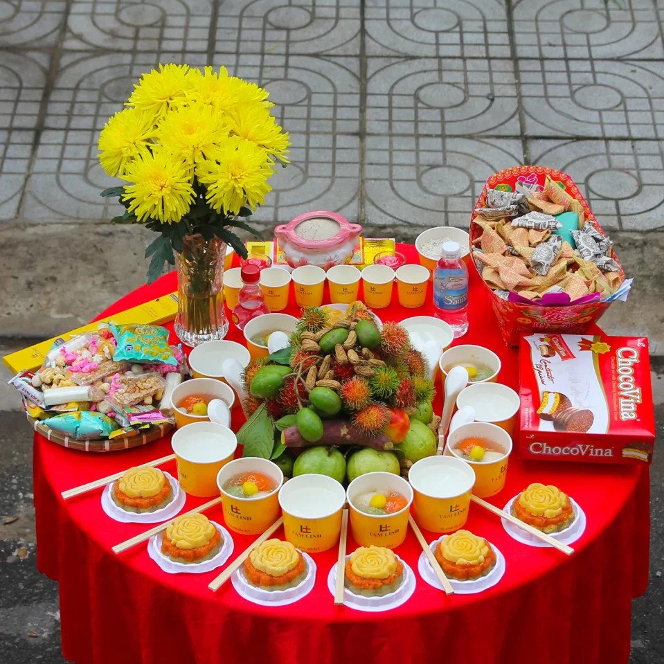 Mâm lễ cúng cô hồn đơn giản ngoài trời