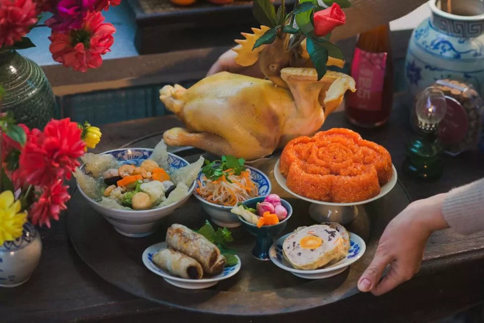Mâm lễ cúng gia tiên trang trọng trong ngày rằm tháng 7