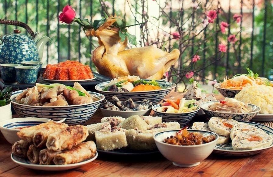 Mâm lễ vật đầy đủ dâng cúng tổ tiên trong ngày rằm