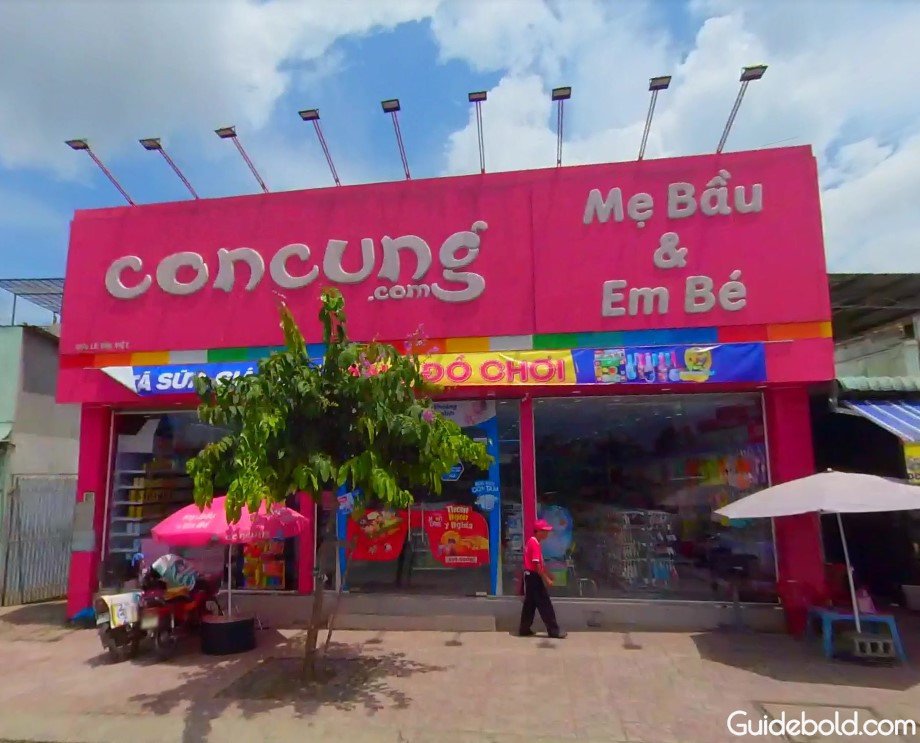 Mâm ngũ quả trang trọng trên bàn thờ gia tiên