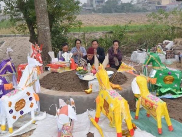 Mâm ngũ quả và hoa tươi trong lễ cúng trước khi sửa mộ