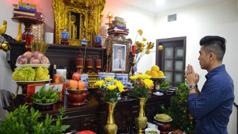 Mâm văn khấn cúng tất niên trong nhà trang trọng trên bàn thờ gia tiên, chuẩn bị đón năm mới an lành.