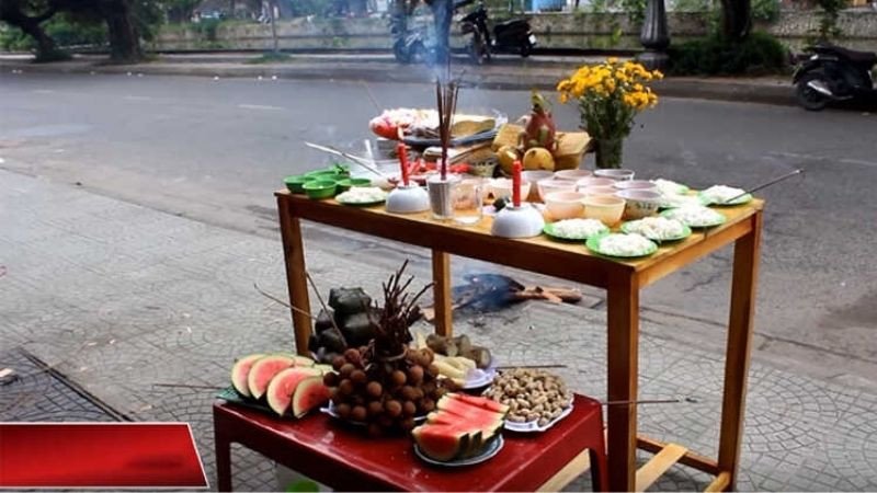 Nghi thức cúng bái ngoài trời trong Lễ Cúng Tết Đoan Ngọ cầu mong thiên địa chứng giám