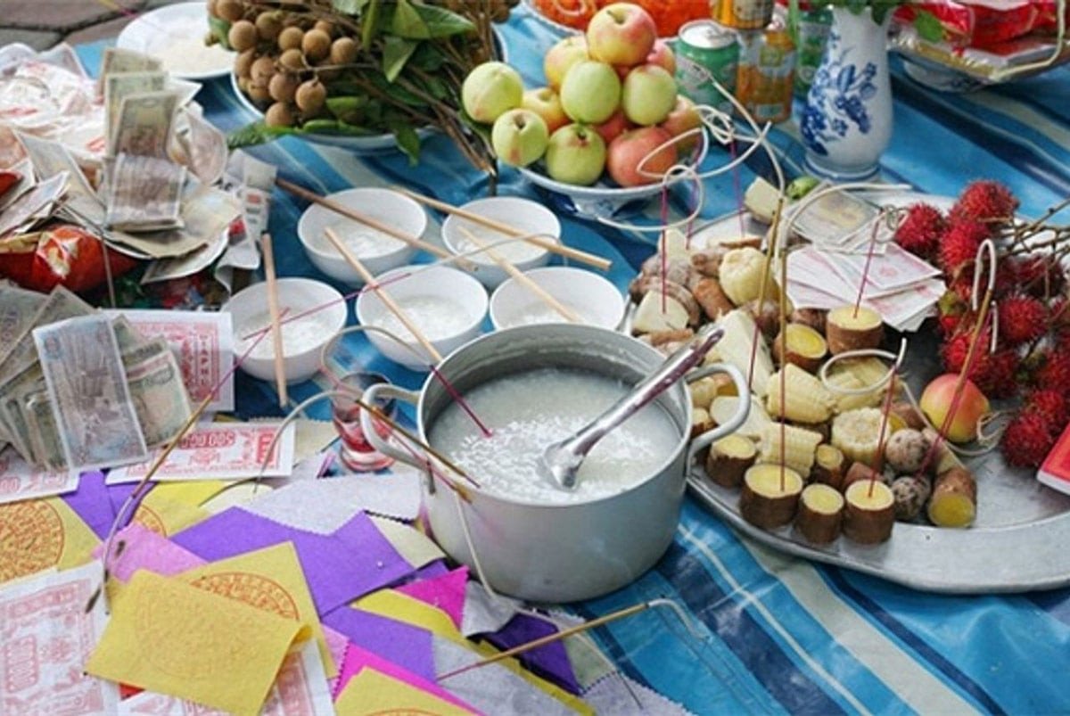 Những bát cháo trắng, hương nhang cũng không nên thiếu trong mâm cúng cô hồn.