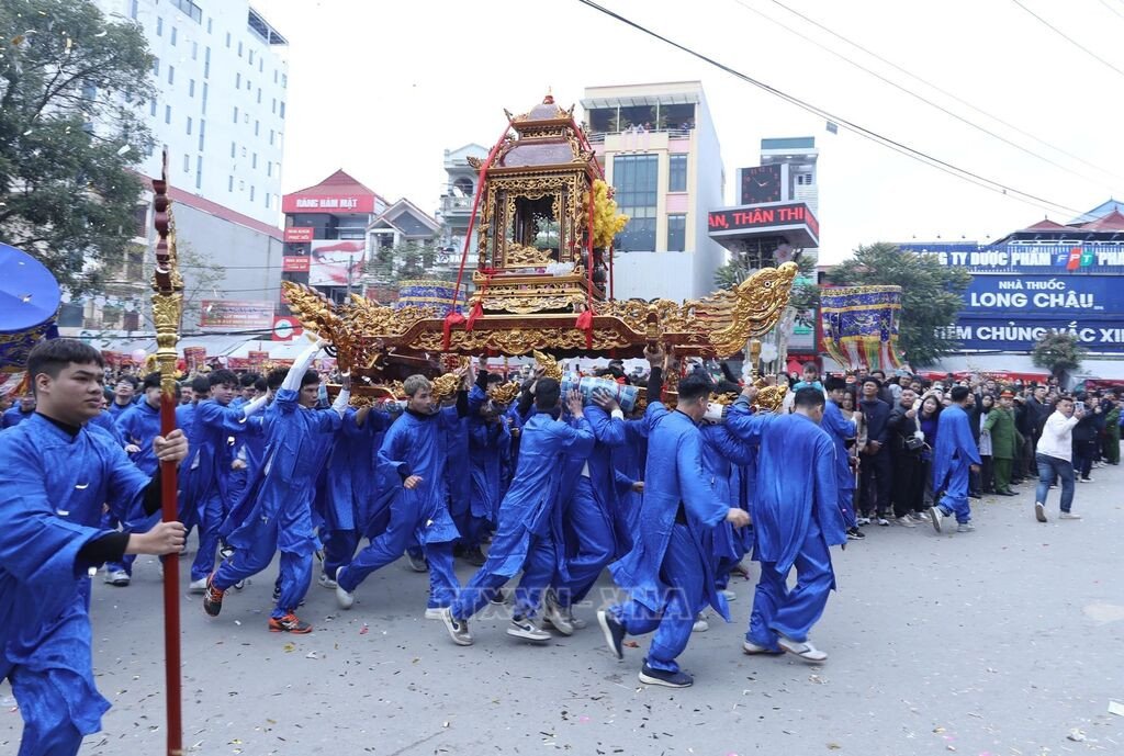Quang cảnh rước Quan lớn Tuần Tranh tại khu vực giao lộ phố xá trong Lễ hội Đền Kỳ Cùng
