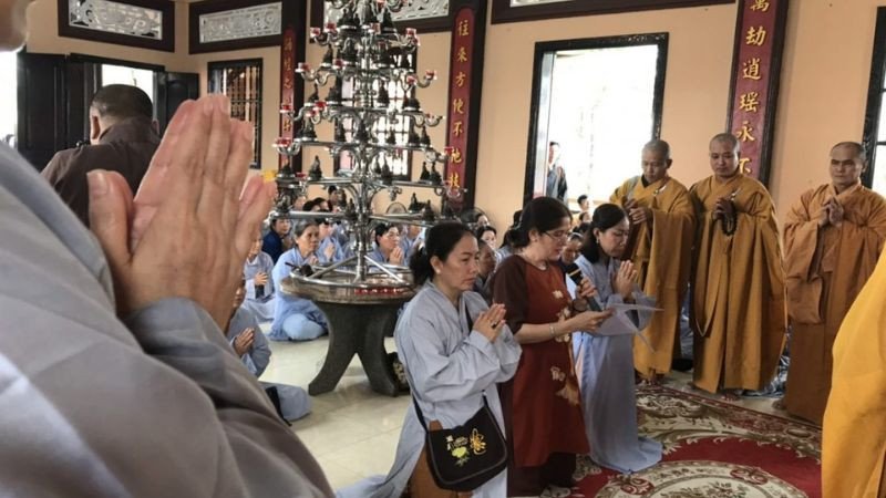 Văn khấn Tam Bảo trang nghiêm trước bàn thờ Phật