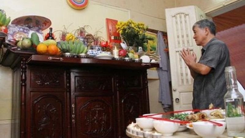 Văn khấn Tết Đoan Ngọ được thực hiện trang nghiêm trước bàn thờ gia tiên