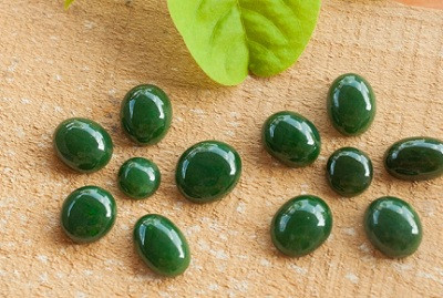 Ngọc Cẩm Thạch Hợp Mệnh Gì? Giải Mã Sức Mạnh Phong Thủy Viên ngọc cẩm thạch xanh biếc, tượng trưng cho sự bình an và thịnh vượng trong phong thủy