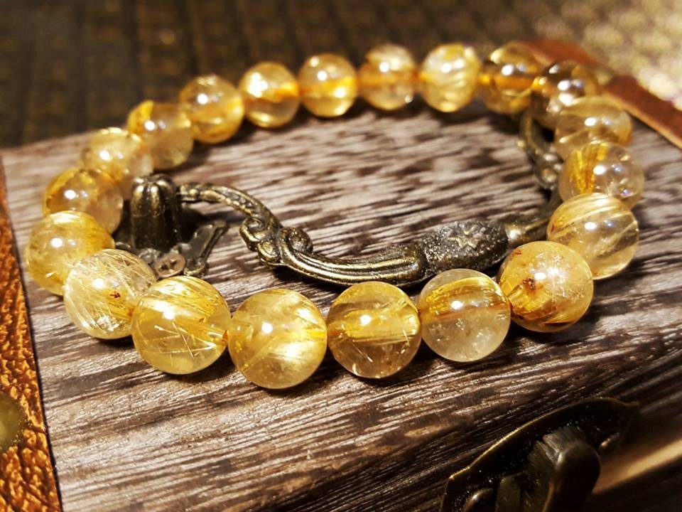 Vòng tay phong thủy đa sắc, giúp người tuổi Nhâm Thìn 2012 chọn màu hợp mệnh Thủy.