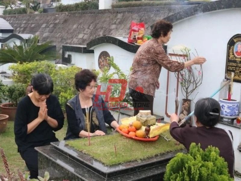 Ý nghĩa sâu sắc của việc văn khấn thắp hương ngoài mộ tổ tiên