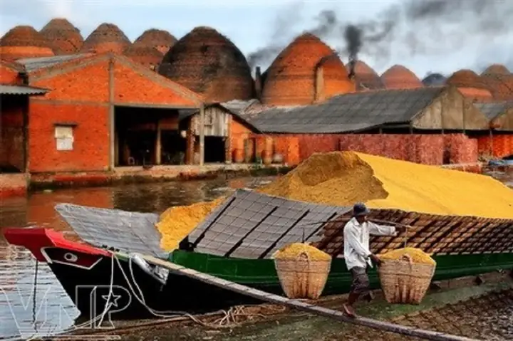 Giá Cả Và Dịch Vụ Tiện Ích Tại Quán