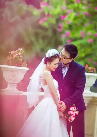 Mơ Thấy Mình Và Bạn Cùng Mặc Váy Cưới/ Vest: Điềm Gì?