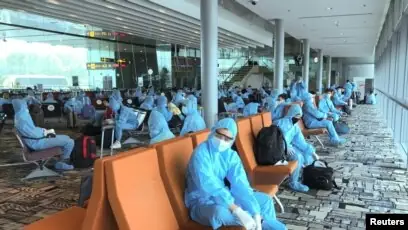 Giải Mã Giấc Mơ Đánh Nhau Trèo Lên Nóc Nhà: Ý Nghĩa & Điềm Báo