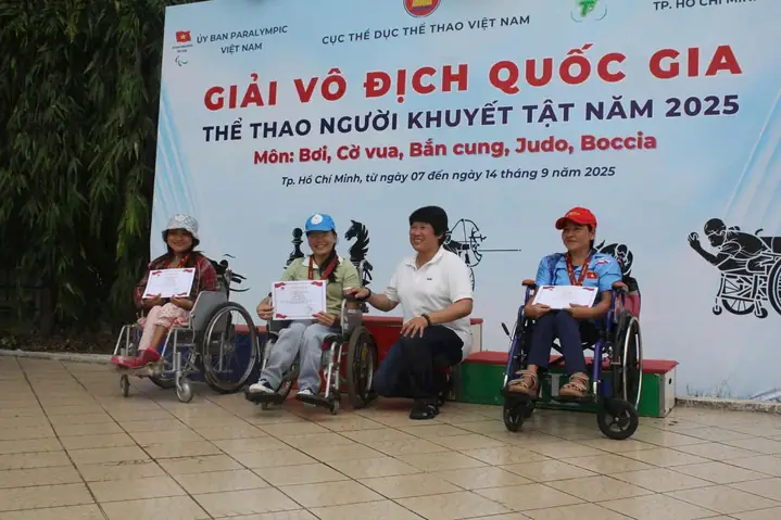 Cô Giáo Sa Ri Cùng Các Em Nhỏ Của Lớp "tiếng Anh Không Đồng"