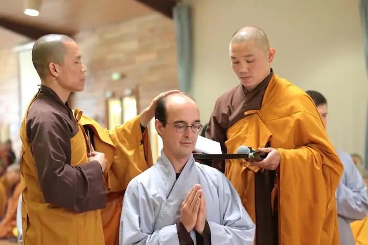 11. Mơ Thấy Cạo Đầu Đi Tu