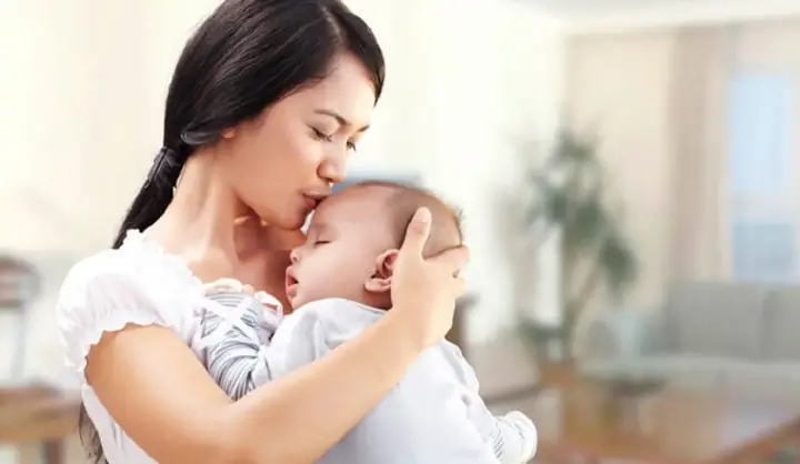 Nằm Mơ Thấy Bồng Em Bé Đánh Đề Con Gì? Mơ Ẵm Bé Gái